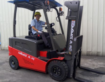 五金冲压厂使用MK25系列四轮平衡重电动叉车